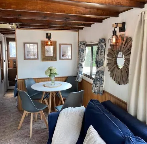 Driftwood Cozy Houseboat On The Water For 2 * Savanna