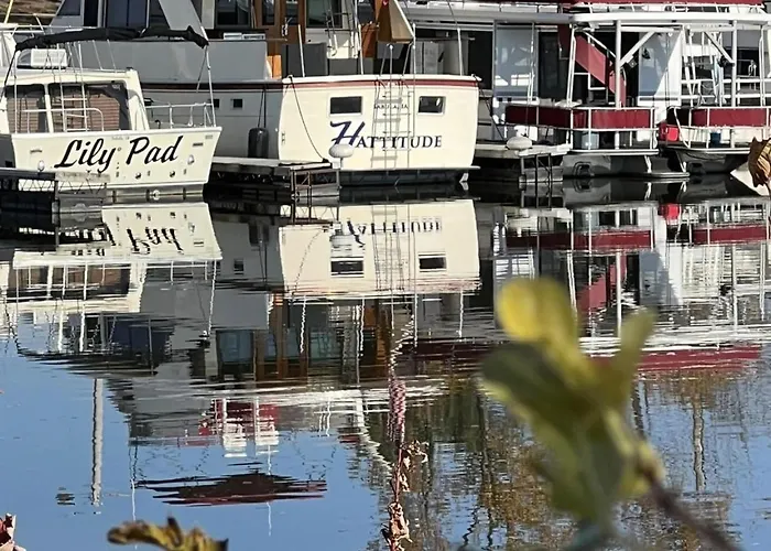 Driftwood Cozy Houseboat On The Water For 2